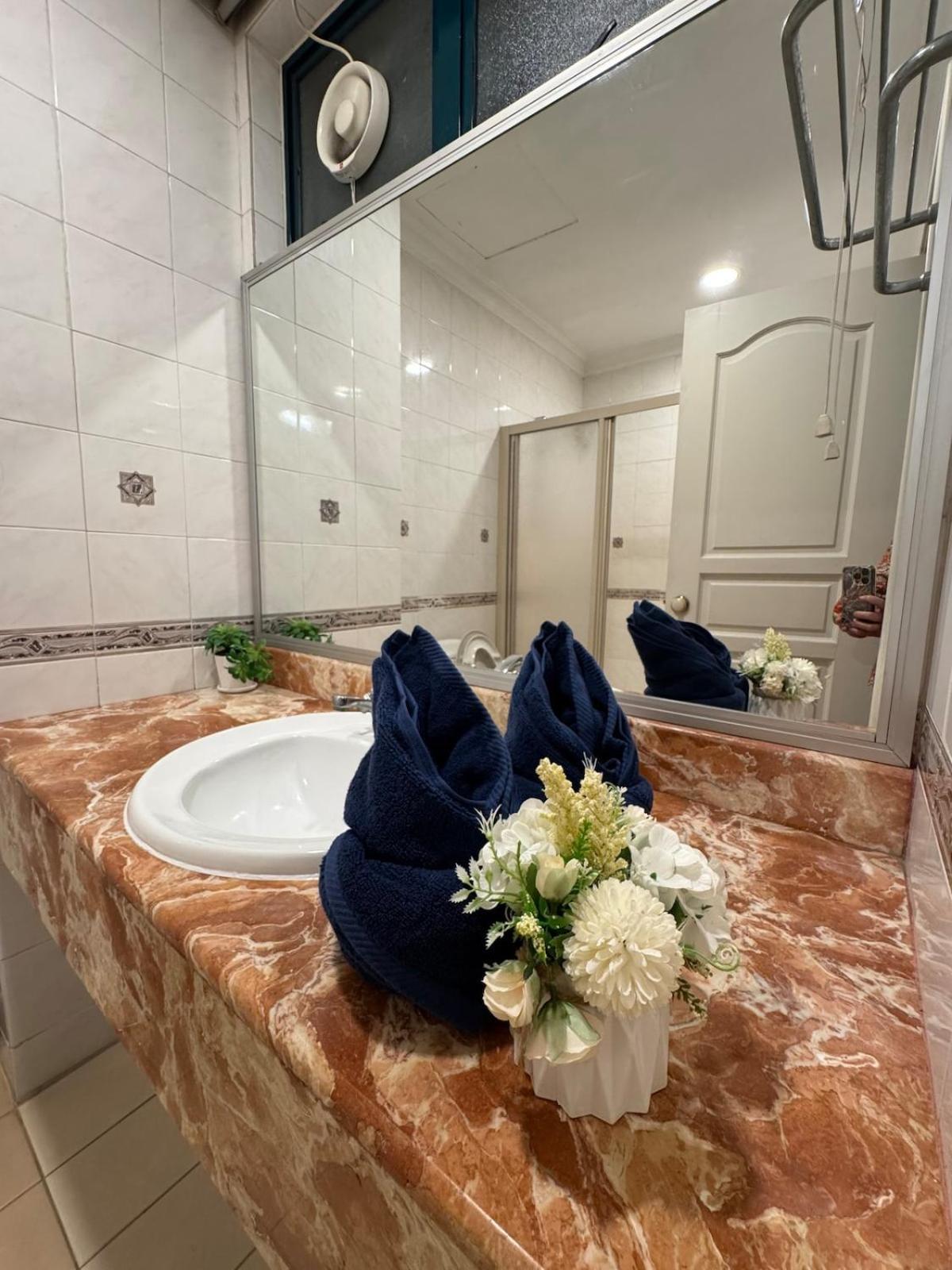 Klcc In Kl 2000sqf Luxurious Apartment Kuala Lumpur